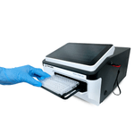 Leitor-Microplacas-VisaoSuperior-TelaLigada-XAnalyzer-GTDEL100