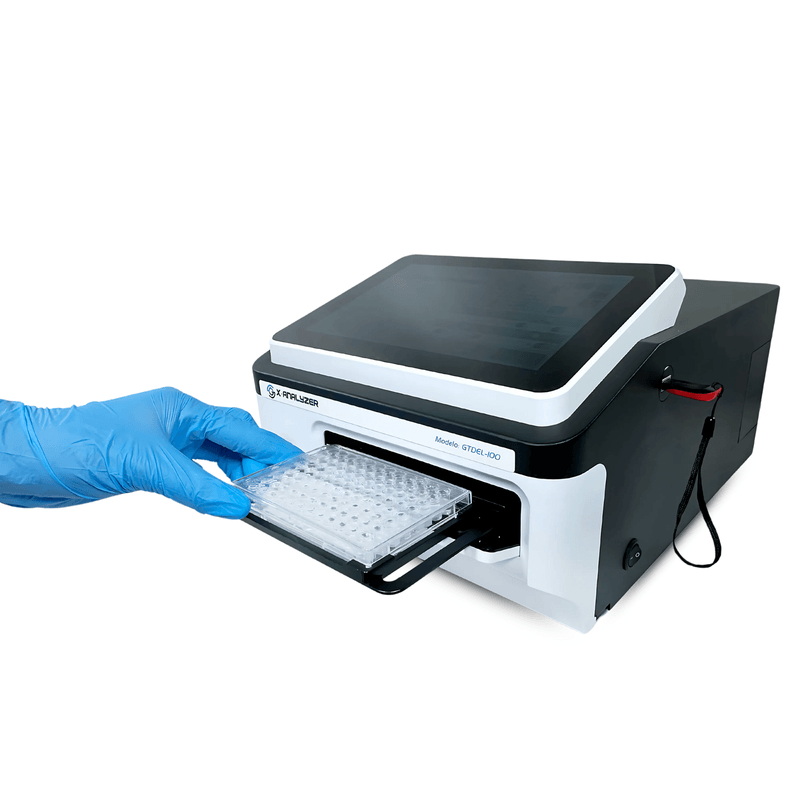 Leitor-Microplacas-VisaoSuperior-TelaLigada-XAnalyzer-GTDEL100