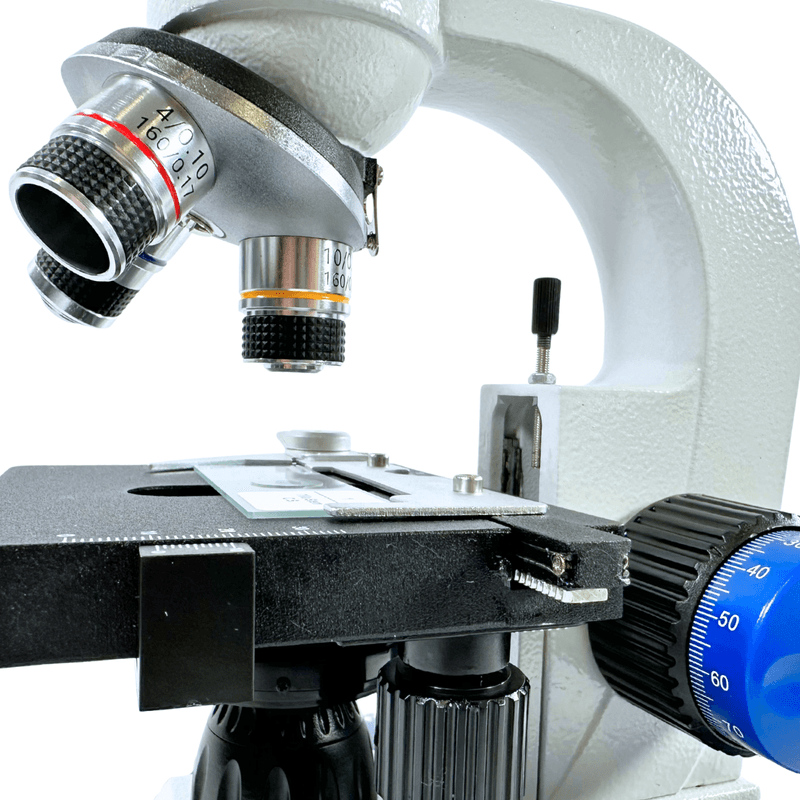 MicroscopioMonocular-GlobalOptics-NO135M-OticaFinitaAcromaticoLedAumento960x-closeObjetivas